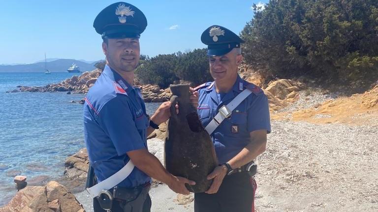 Anfora antica semi sepolta nella spiaggia di San Teodoro: la piccola scoperta di un carabiniere in vacanza