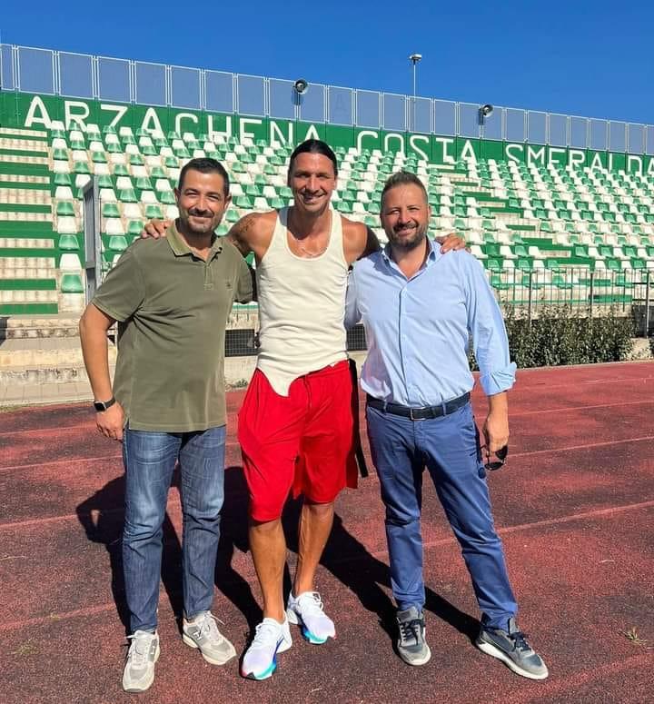 
	Allo scatto con Ibra non si rinuncia: sotto il sole del "Pirina" a sinistra il direttore sportivo dell'Arzachena, Antonello Zucchi, e, a&nbsp;destra, il sindaco, Roberto Ragnedda

