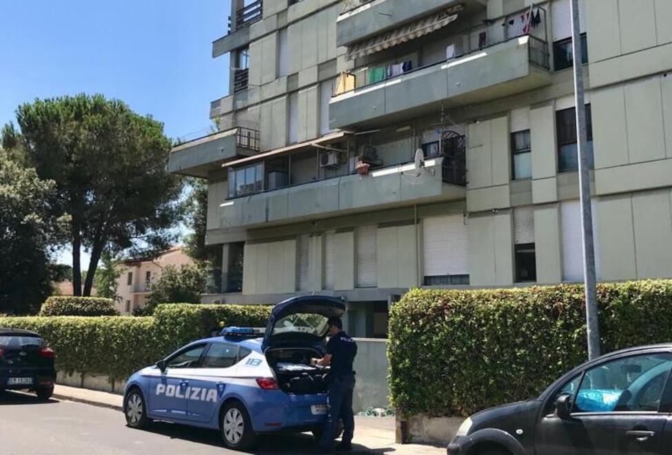 Pisa, cade dal terrazzo del quinto piano e muore sul colpo