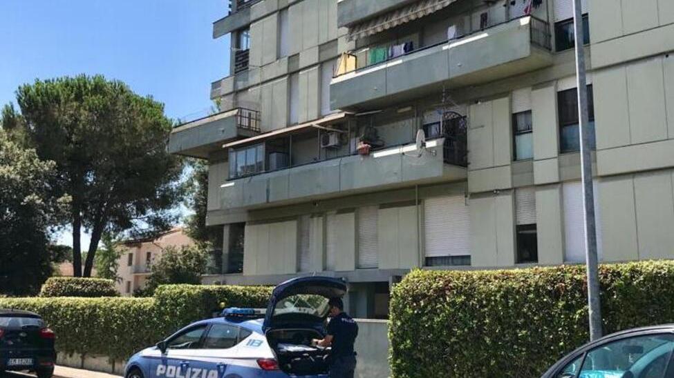 Pisa, cade dal terrazzo del quinto piano e muore sul colpo