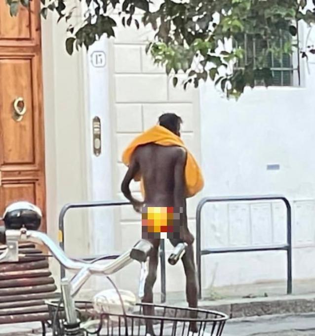 
	Il rapinatore in giro seminudo con una bottiglia tra le mani

