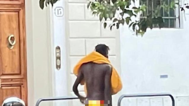 Il rapinatore in giro seminudo con una bottiglia tra le mani