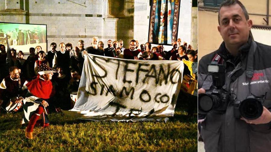 Lo striscione che gli amici della associazione “Contrade di San Paolino” hanno voluto dedicare a Stefano Puccetti nel palio del 12 luglio. A destra Stefano Puccetti con al colle le sue amate macchine fotografiche