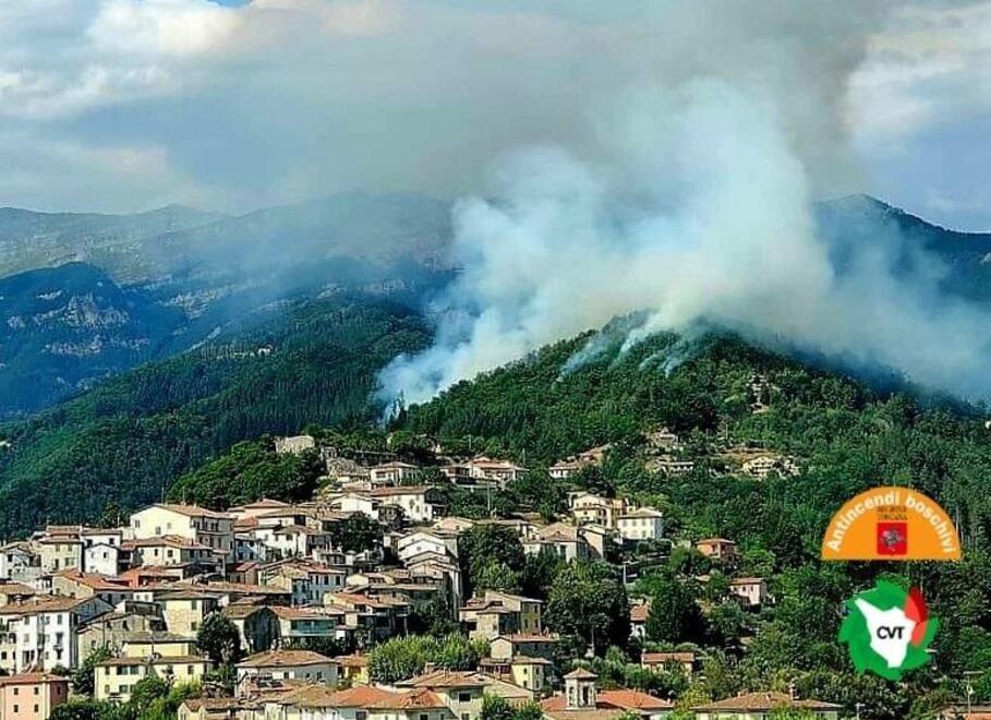 Sotto controllo il fuoco a Coreglia dopo una lunga notte di paura