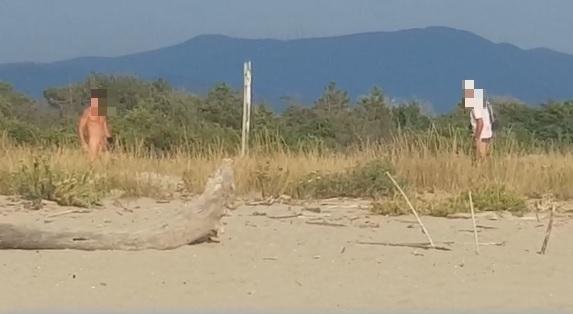 Viareggio, la spiaggia della Lecciona come il set di un film hard: «Sesso e guardoni, qualcuno intervenga» 