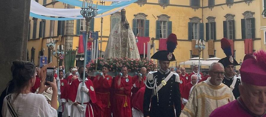 
	La Madonna del Popolo di Pontremoli sfila per la citt&agrave;

