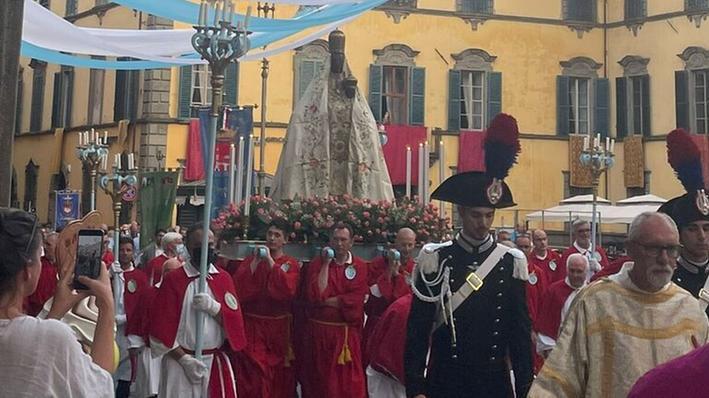 La Madonna del Popolo di Pontremoli sfila per la città