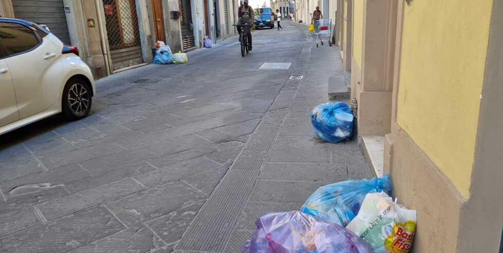 Prato e i rifiuti selvaggi: più controlli e multe contro l’anarchia degli orari