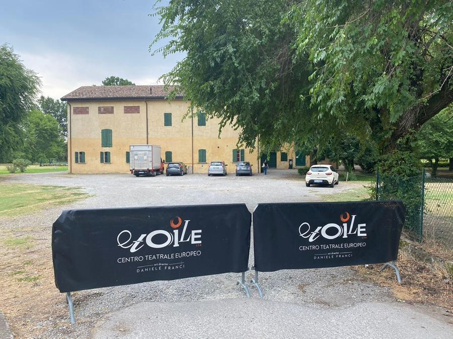 
	Porte chiuse davanti all'associazione Etoile


