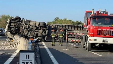 Il camion che si è ribaltato in autostrada