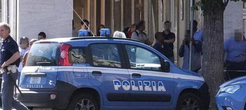 Preso a pugni e rapinato di mattina appena uscito da un negozio