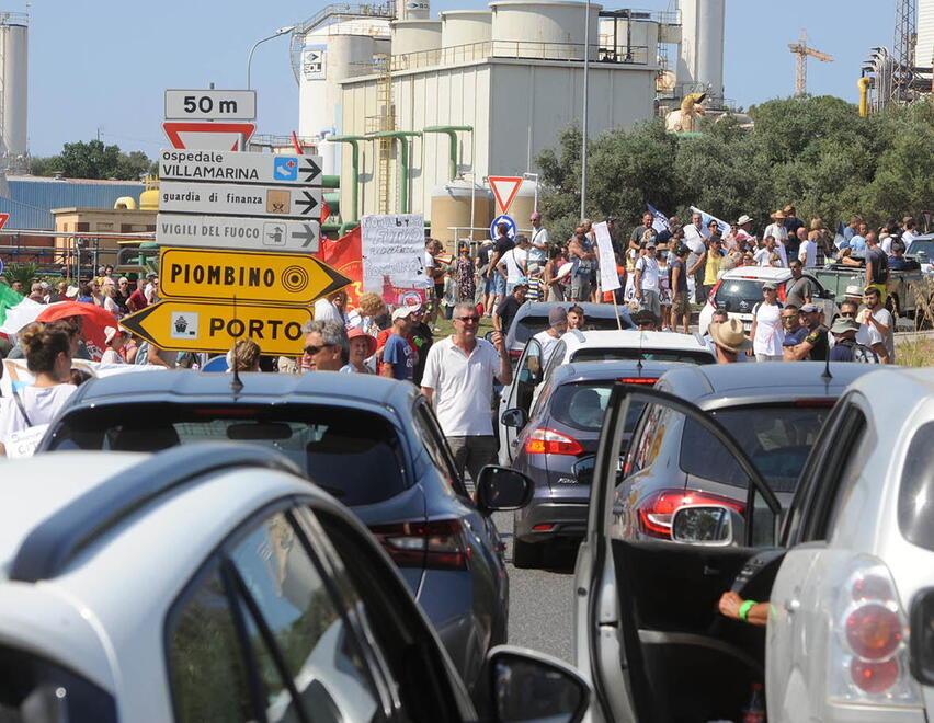 Corteo di notte nella via dei locali I ristoratori: «Accettiamo i disagi»