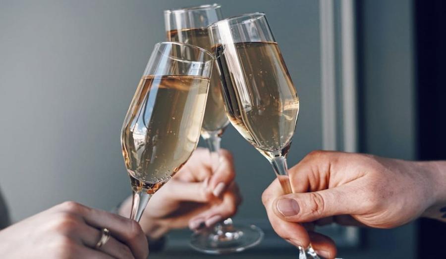 Brindisi a champagne, arriva il conto da 7mila euro: scappano tutti tranne uno che paga 1000 euro e viene denunciato