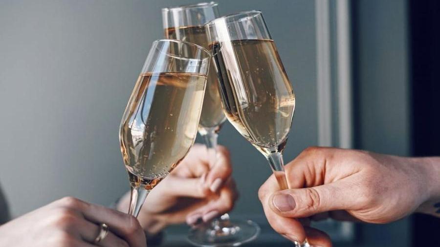 Brindisi a champagne, arriva il conto da 7mila euro: scappano tutti tranne uno che paga 1000 euro e viene denunciato