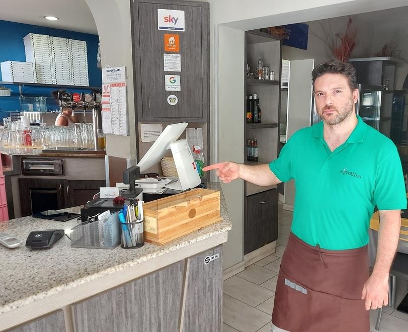 Modena, il ladro fugge dalla pizzeria col cassetto pieno di soldi 