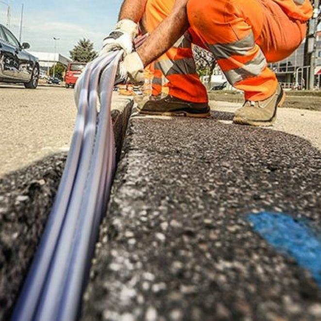 Modena Posa della fibra ottica, cantiere viaggiante per portare la linea in 66mila abitazioni 