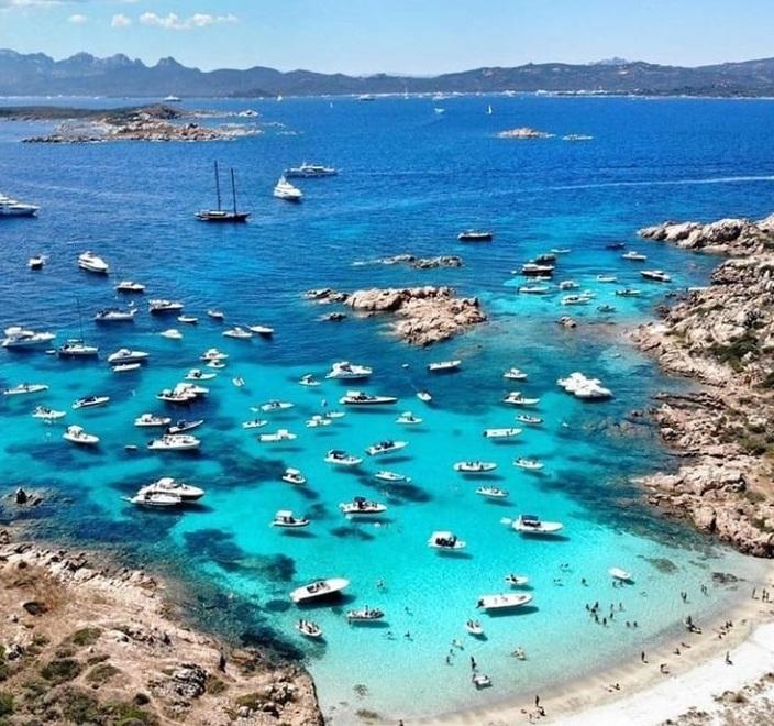 L'impressionante assembramento di imbarcazioni nell'incanto del mare dell'isola di Mortorio
