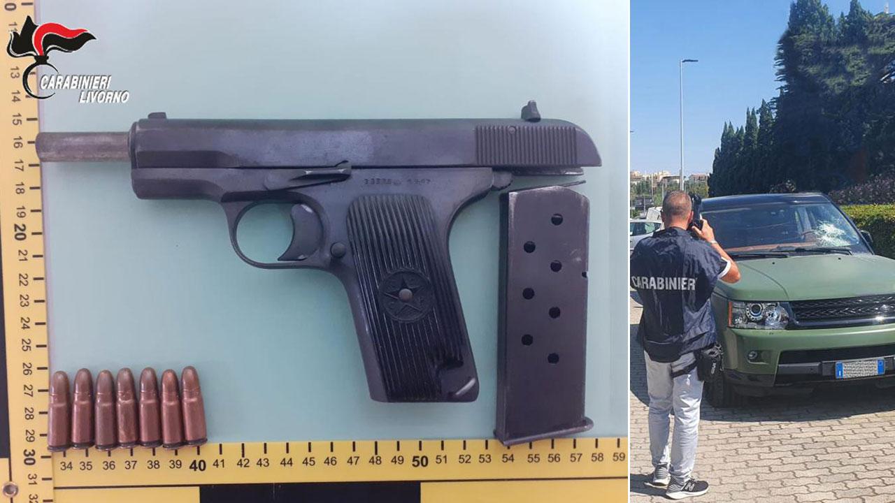 Nelle foto dei Carabinieri, la pistola sequestrata a Spaneshi qualche giorno fa e, a sinistra, i rilievi di uno dei militari del nucleo investigativo guidato dal maggiore Guido Cioli sul veicolo danneggiato a colpi di bastone