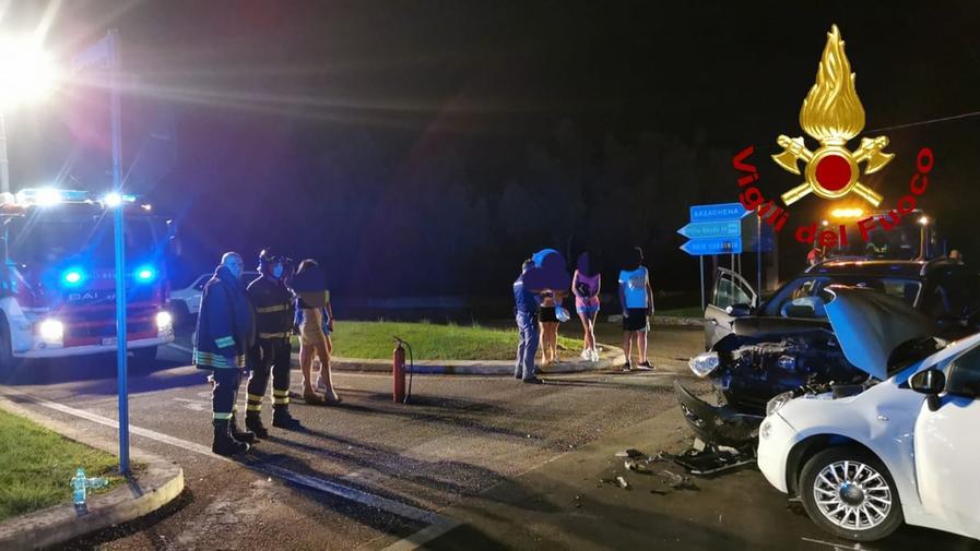 Scontro notturno fra 2 auto ad Arzachena: 5 ragazze coinvolte, 2 sono state portate in ospedale
