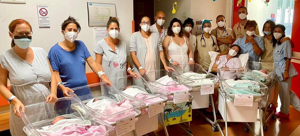 Sei delle sette neomamme con i loro bambini nel reparto dell’ospedale dedicato