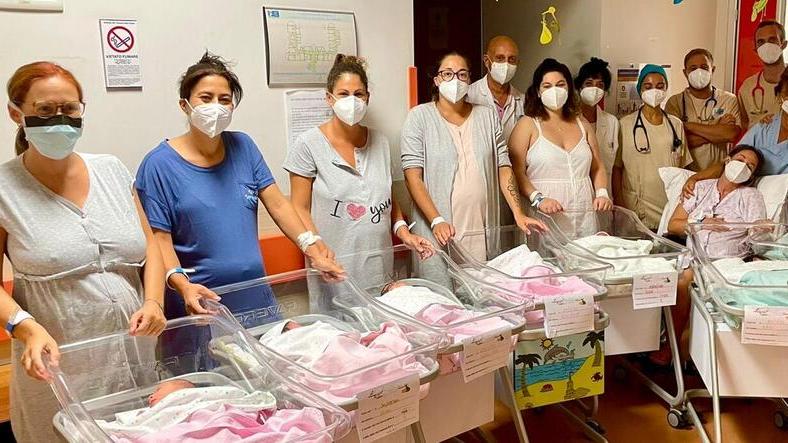 Sei delle sette neomamme con i loro bambini nel reparto dell’ospedale dedicato
