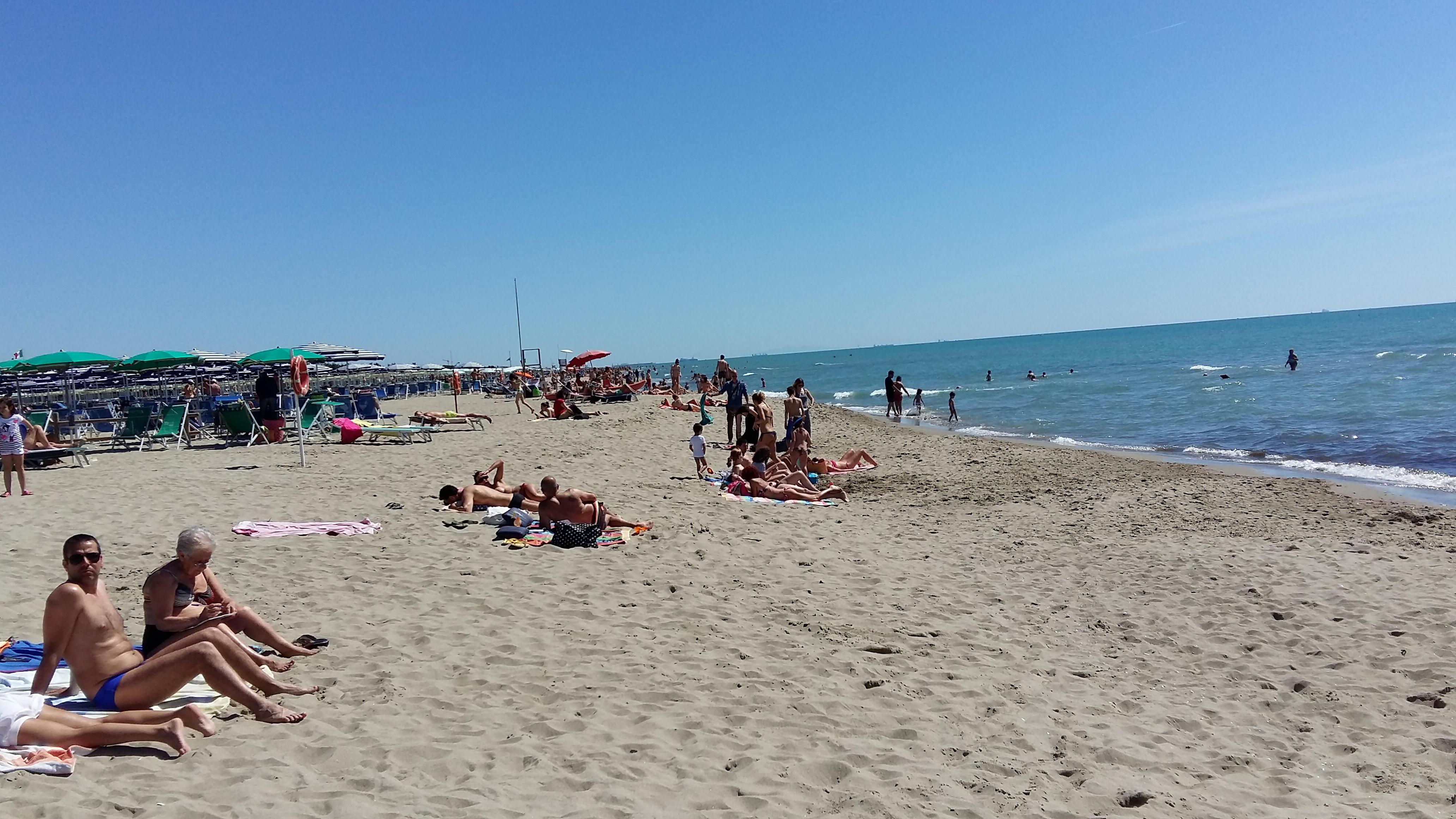 L’episodio di discriminazione omofoba è accaduto qualche giorno fa in un bagno del litorale pisano (foto d’archivio) dove i ragazzi erano arrivati nel pomeriggio prendendo due sdraio e un ombrellone