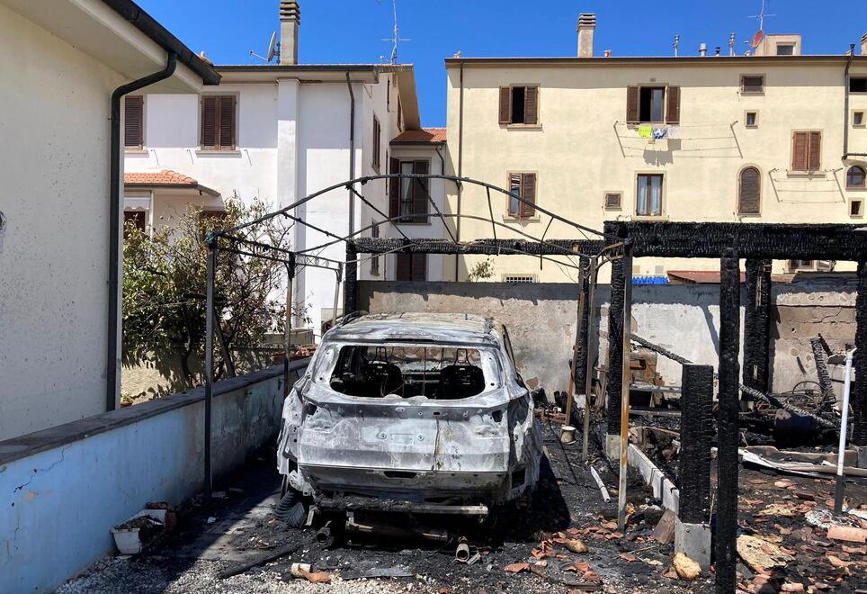 Incendio devasta una palazzina di notte paura per i genitori e le tre bambine