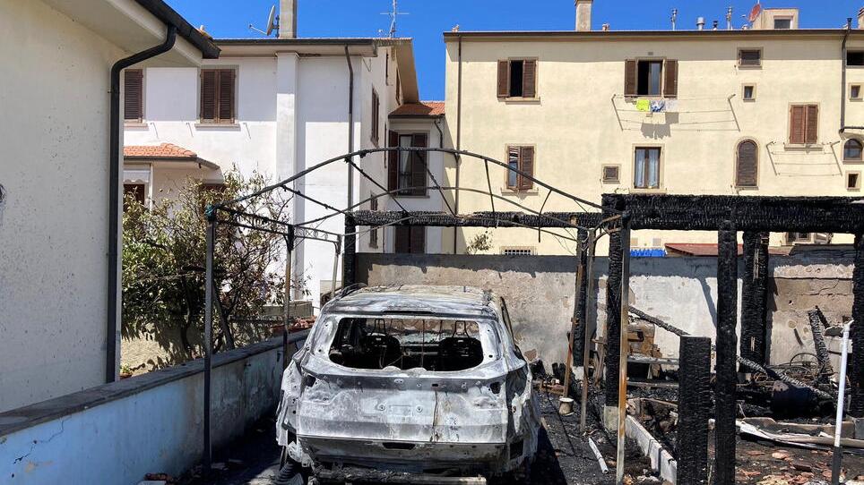 Incendio devasta una palazzina di notte paura per i genitori e le tre bambine