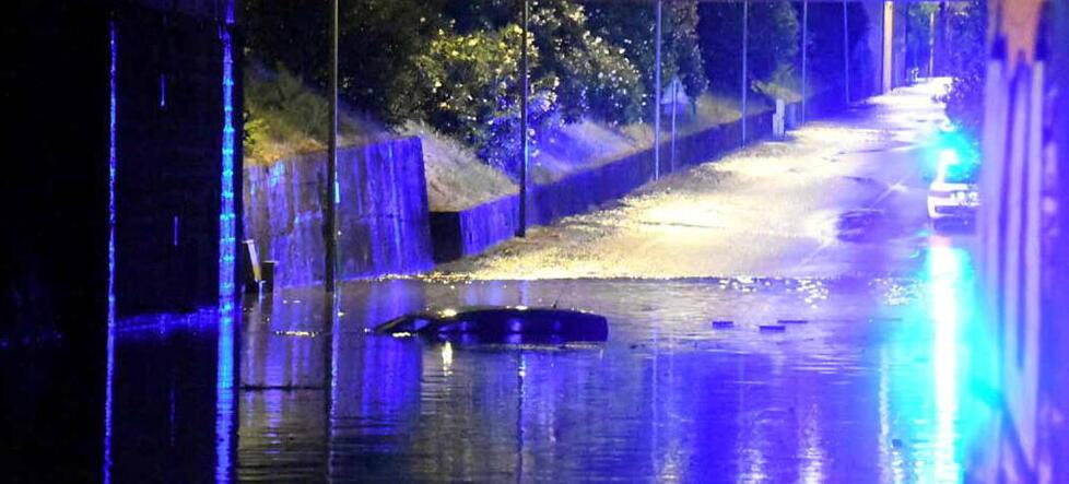 Tetto distrutto dalla pioggia: una famiglia evacuata