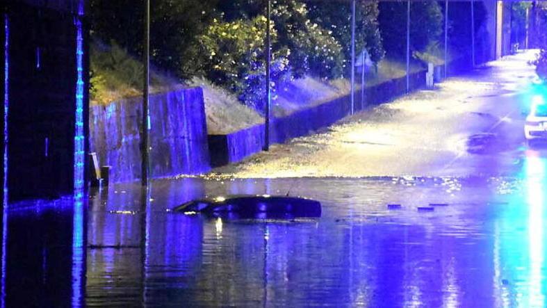 Tetto distrutto dalla pioggia: una famiglia evacuata
