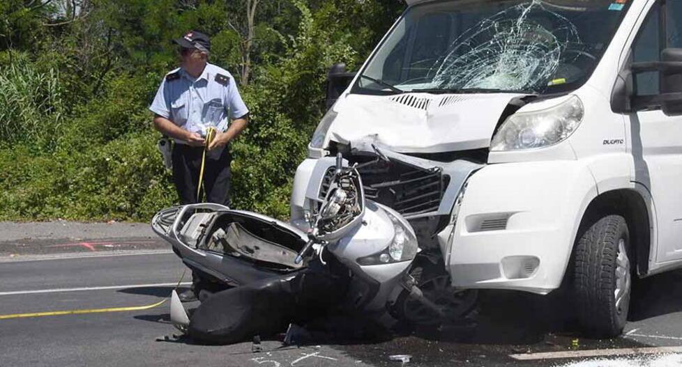 Scontro scooter-camper sul litorale: grave motociclista carrarese di 38 anni 