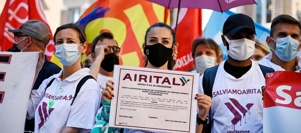 «Le compagnie cancellano i voli e noi restiamo a terra, dimenticati»