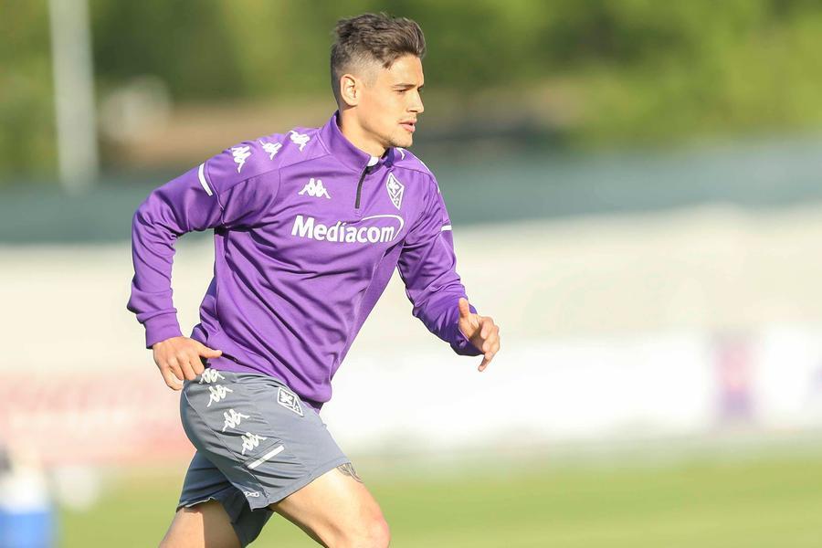 Fiorentina, Martinez Quarta lancia la sfida: «In tre mesi mi riprendo tutto»