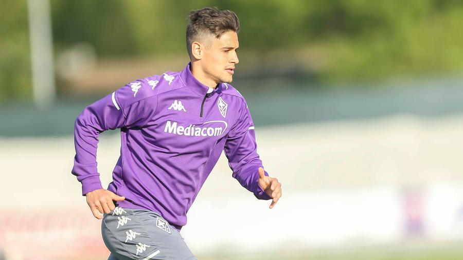 Fiorentina, Martinez Quarta lancia la sfida: «In tre mesi mi riprendo tutto»