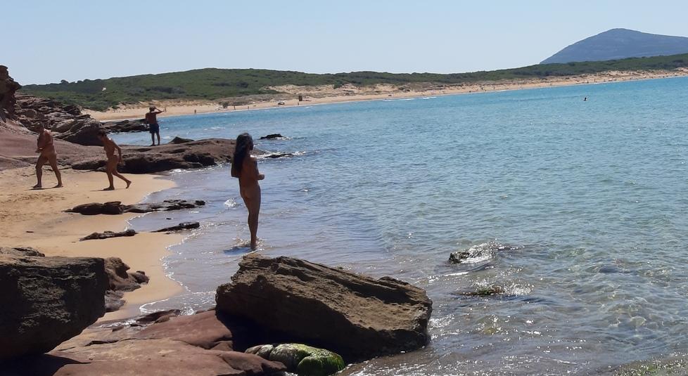 Porto Ferro, l’eden dei nudisti: «Al mare come mamma ci ha fatti»