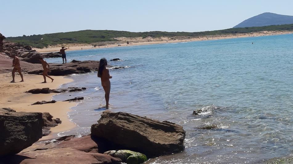 Porto Ferro, l’eden dei nudisti: «Al mare come mamma ci ha fatti»