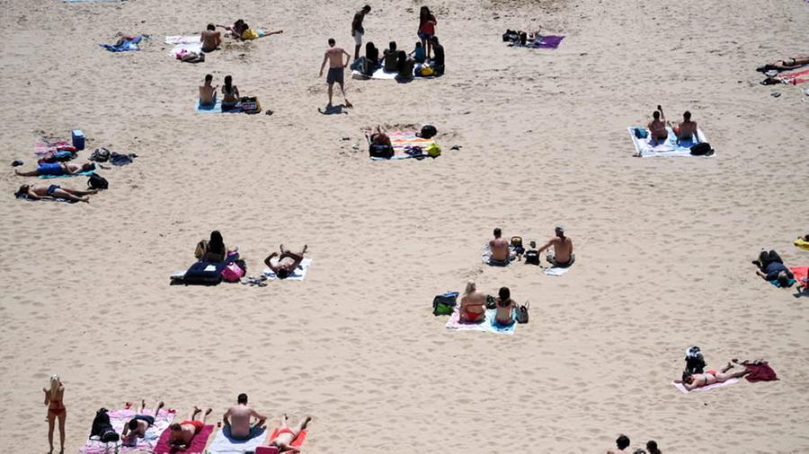 Pedopornografia, fotografa bimbi in spiaggia all’Elba: denunciato