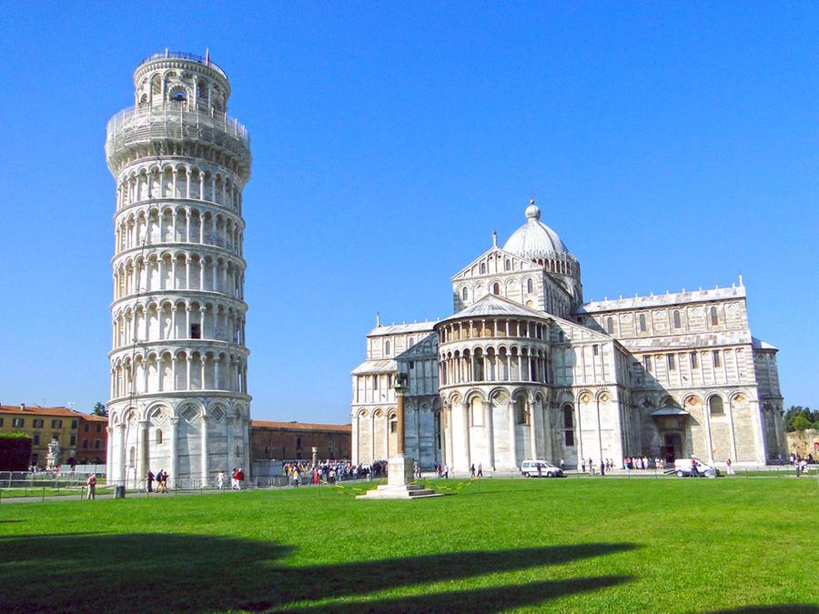 Con uno zaino speciale, una bimba in sedia a rotelle coronerà sogno di salire sulla Torre di Pisa