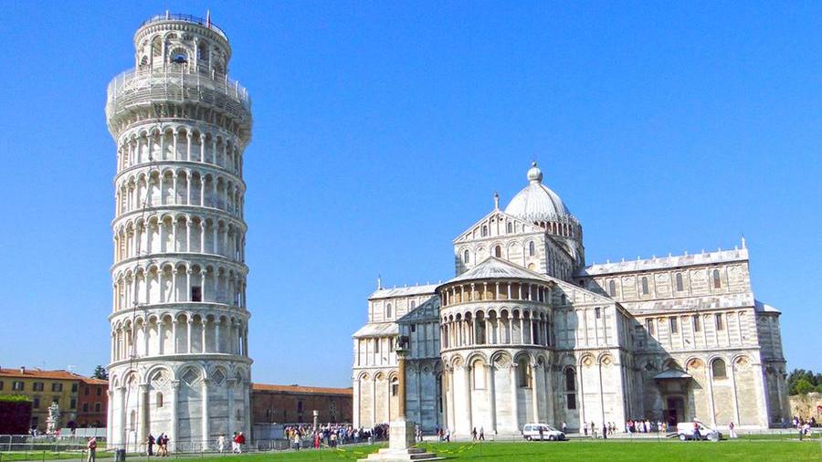 Con uno zaino speciale, una bimba in sedia a rotelle coronerà sogno di salire sulla Torre di Pisa