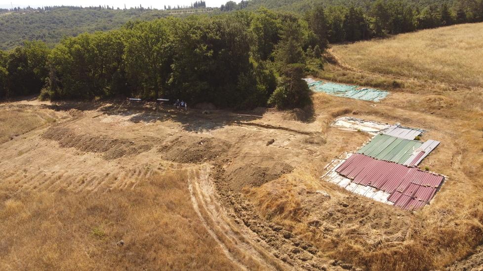 Una veduta dall’alto dell’area dello scavo archeologico nelle campagne di Montaione