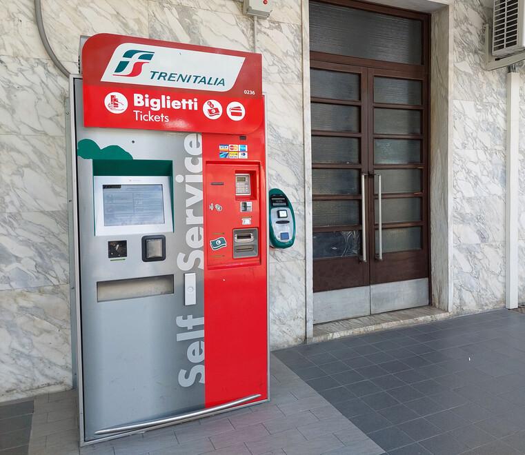 La stazione di Pietrasanta? Brutto biglietto da visita: macchinetta self service ancora ko 