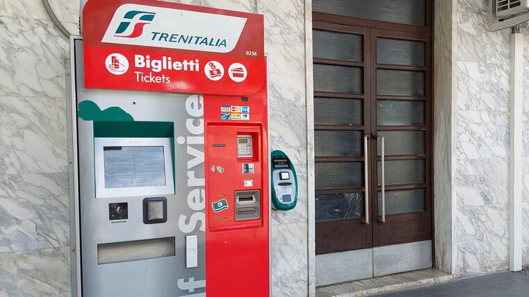 La stazione di Pietrasanta? Brutto biglietto da visita: macchinetta self service ancora ko