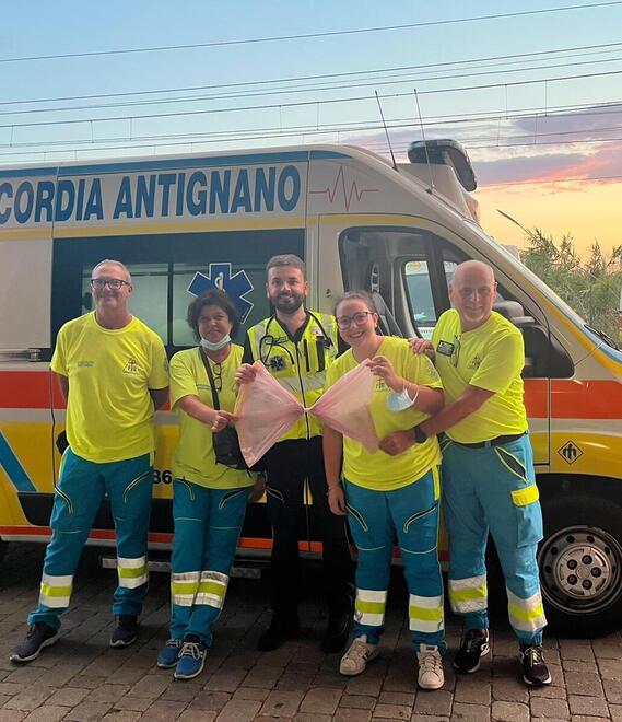 Il travaglio in ambulanza, poi la nascita di Agata. Il racconto della mamma: «È stato rocambolesco»