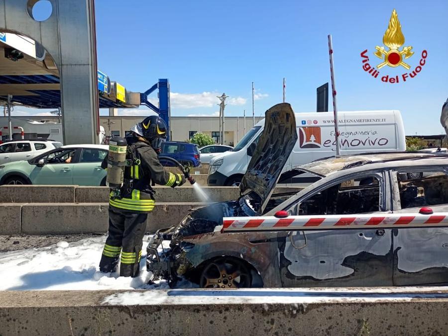 Collesalvetti, a fuoco un’auto al casello autostradale