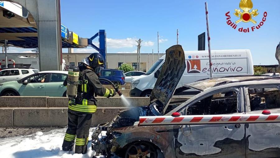 Collesalvetti, a fuoco un’auto al casello autostradale