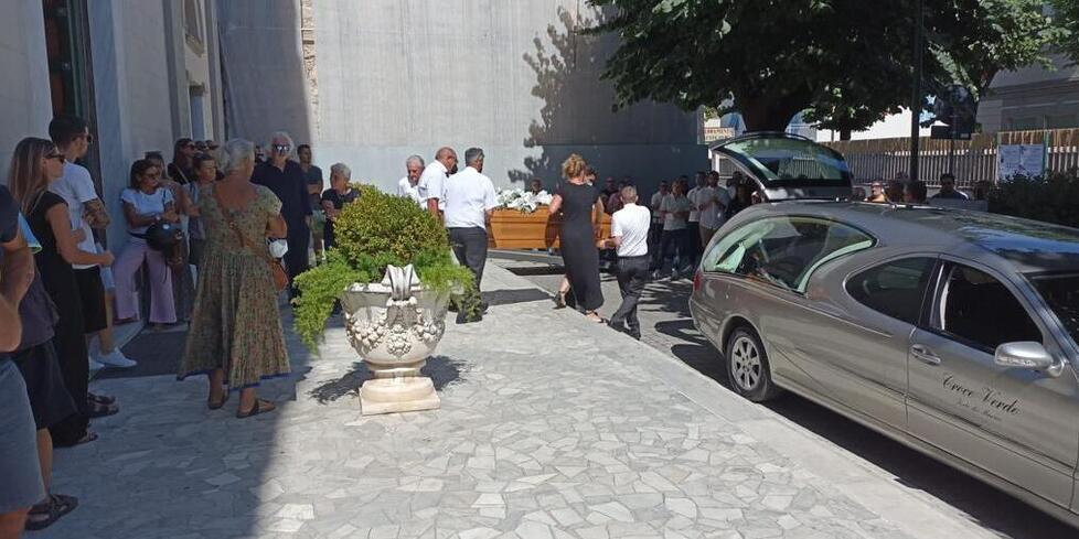 Viareggio, rabbia e dolore per l’addio a Dario:«Ingiusto morire in questo modo» 