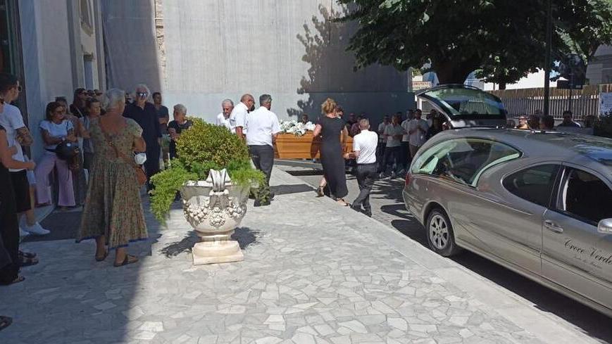 Viareggio, rabbia e dolore per l’addio a Dario:«Ingiusto morire in questo modo»