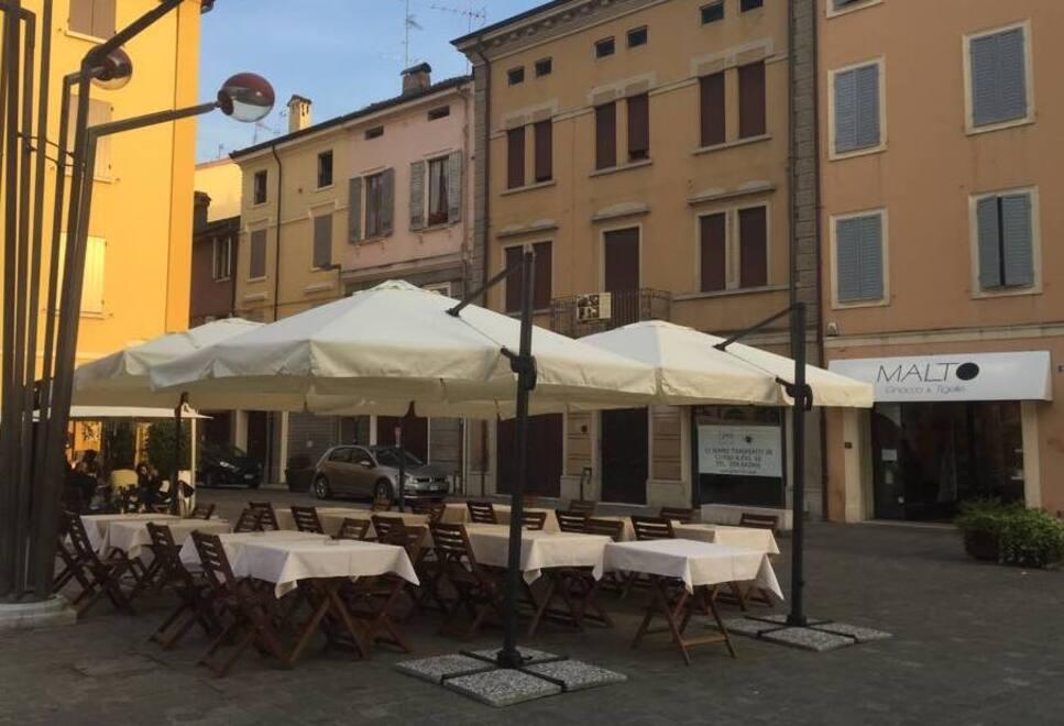 Carpi «Non riusciamo più a lavorare» Lite a distanza locali-residenti