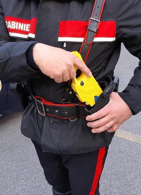 Prima volta del taser a Modena: i carabinieri bloccano un 28enne