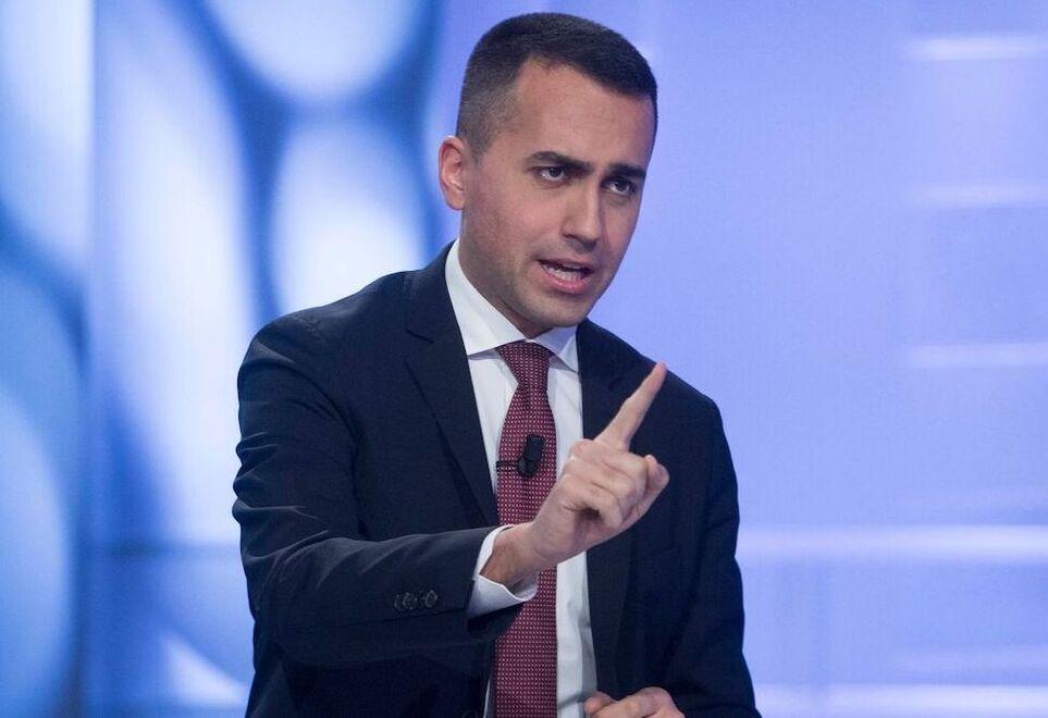 Di Maio si sfila dal seggio di Modena «Io candidato in città? Smentisco»